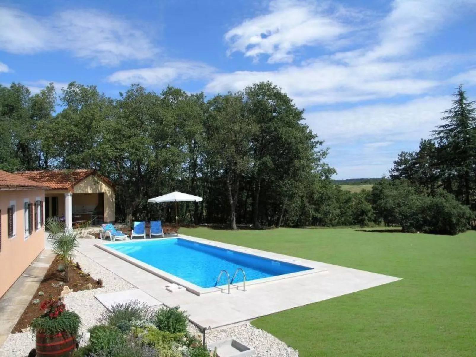 Landgut "Fragola" mit Blick auf die Berge-Draußen