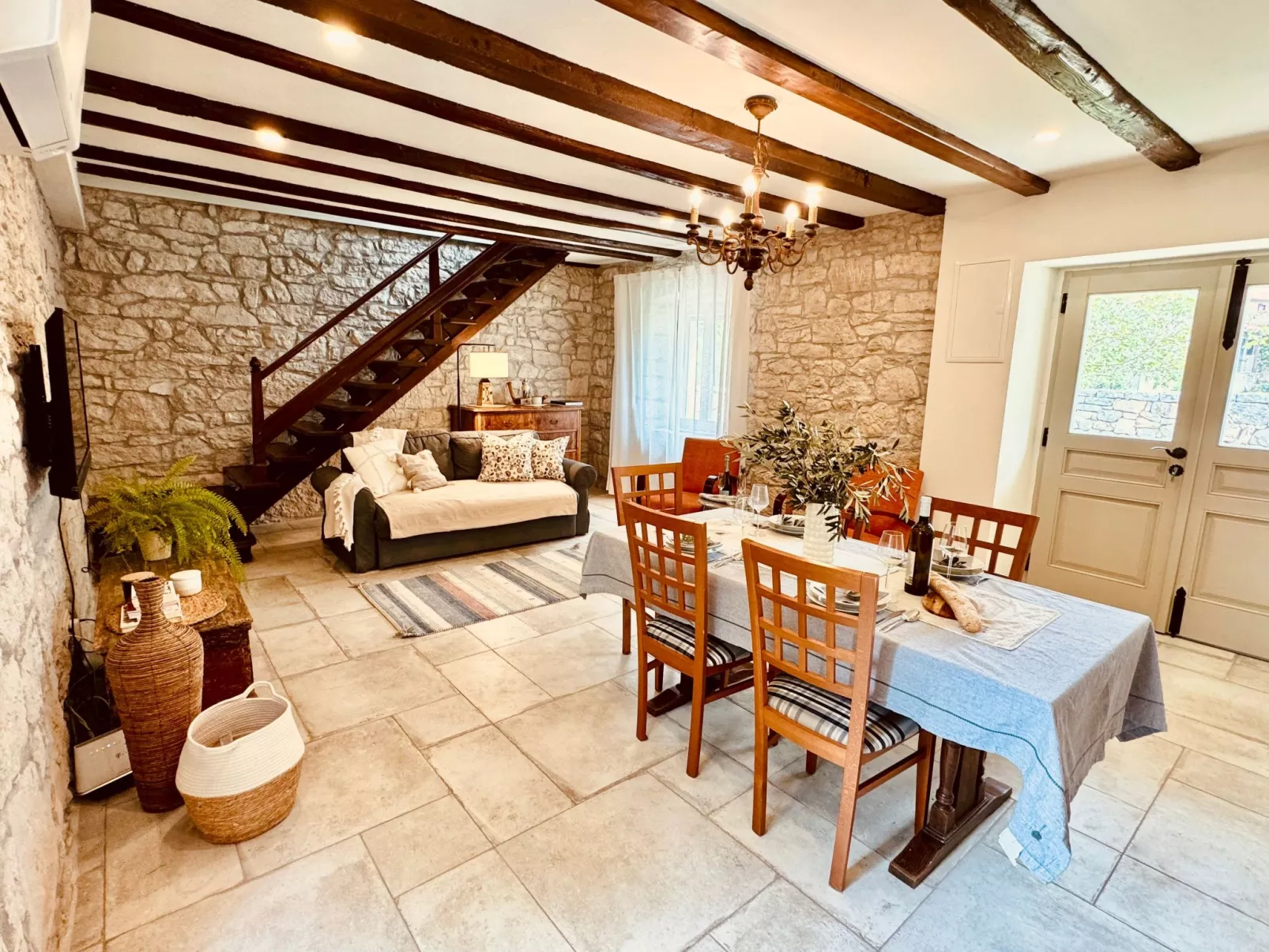 Ferienvilla mit Garten, Grill und Terrasse-Drinnen