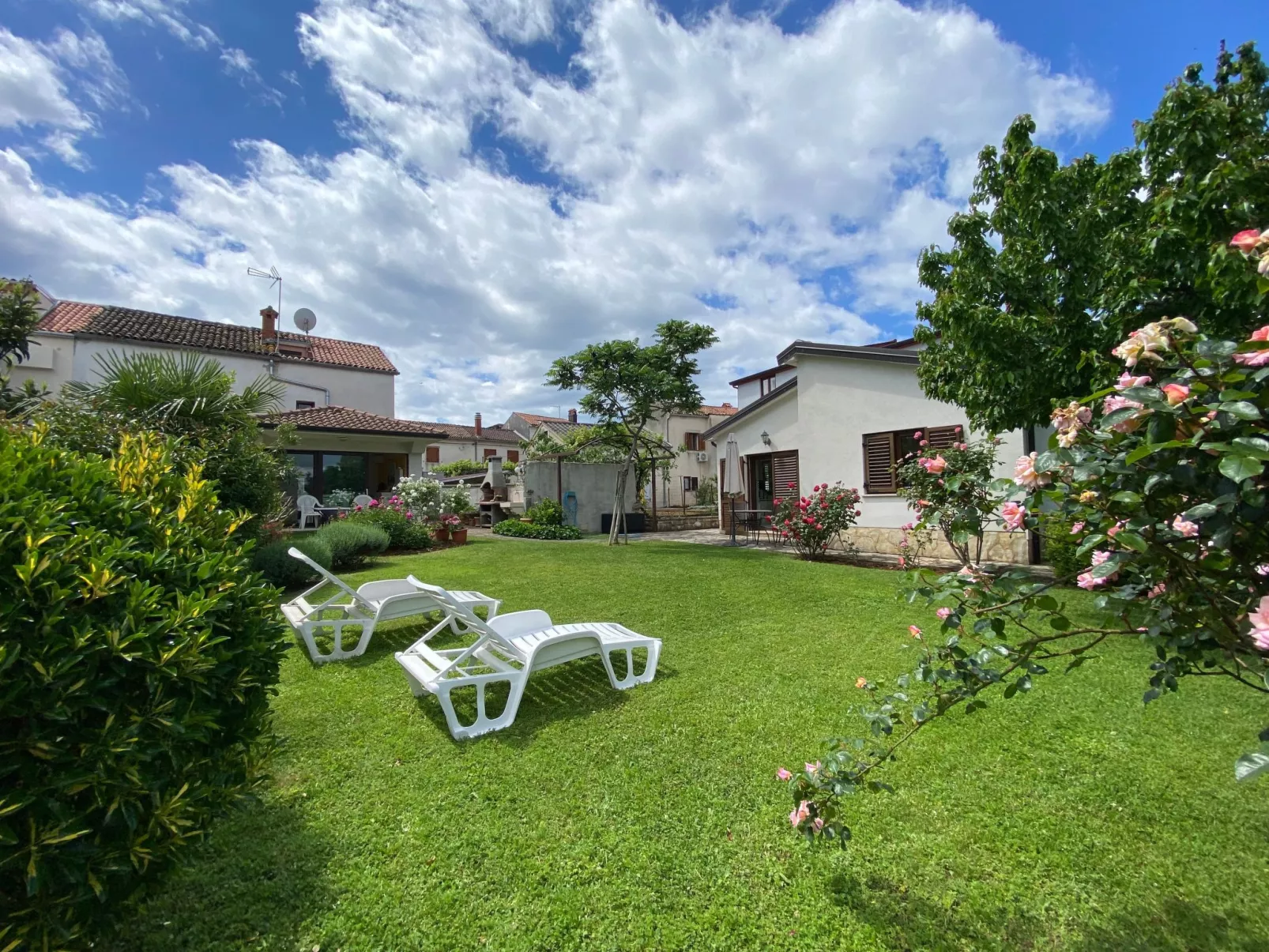 Freistehender Bungalow Perla mit Garten und Grill-Draußen