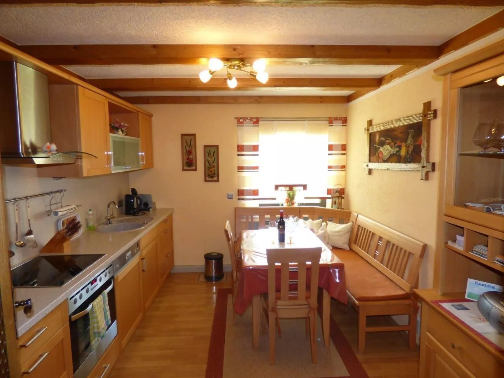 Komfortable Ferienwohnung mit Garten und Grill-Drinnen