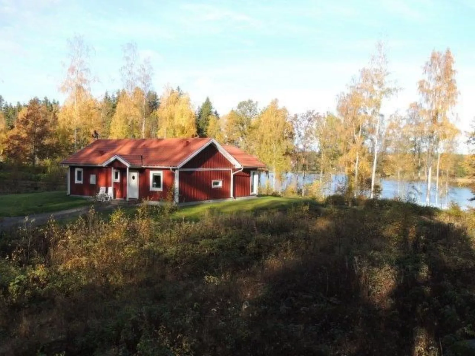 Modernes Haus mit hellem Dekor, mit Blick auf den See-Dehors