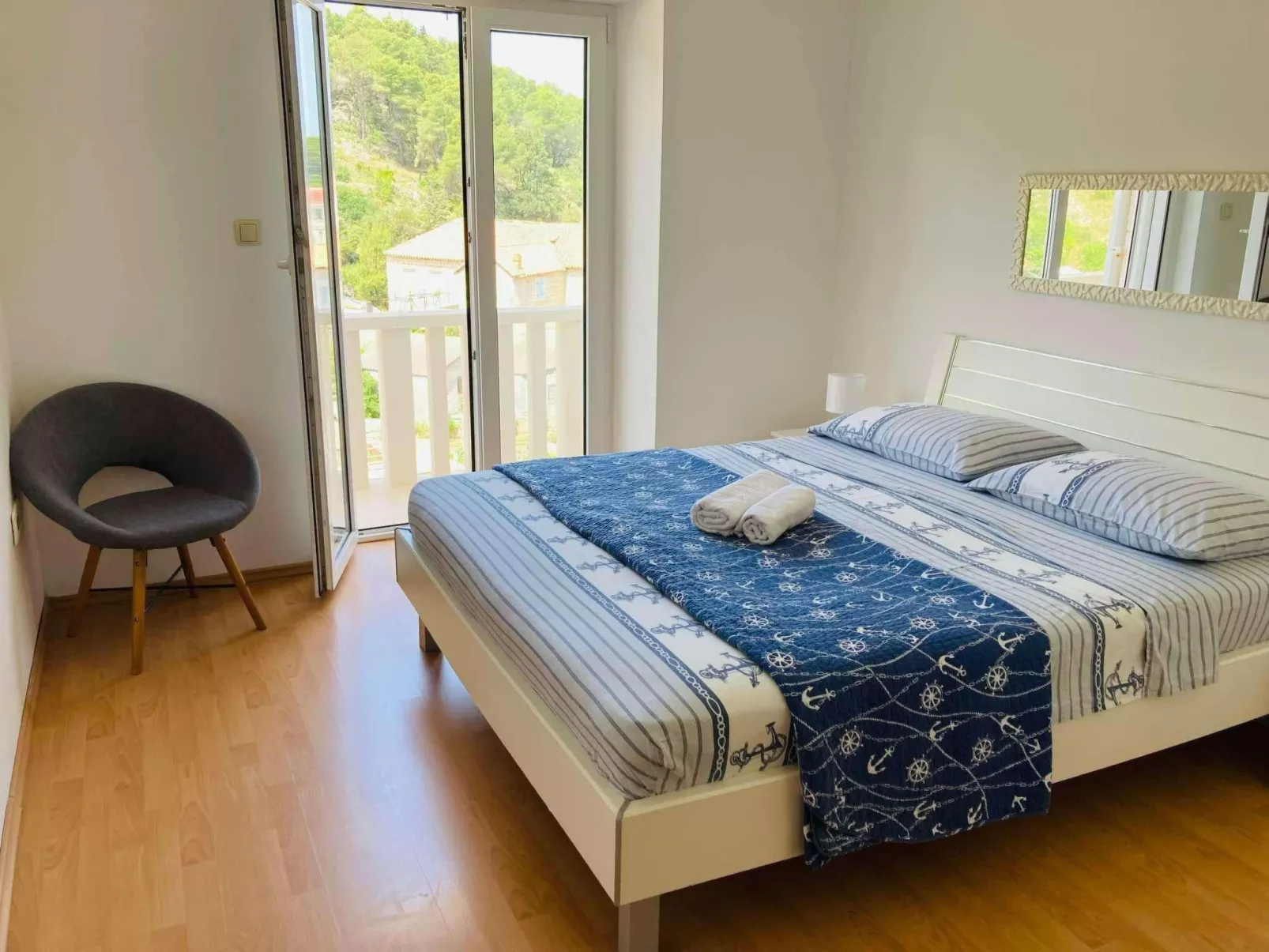 In Povlja mit gemeinschaftlichem Parkplatz-Dedans