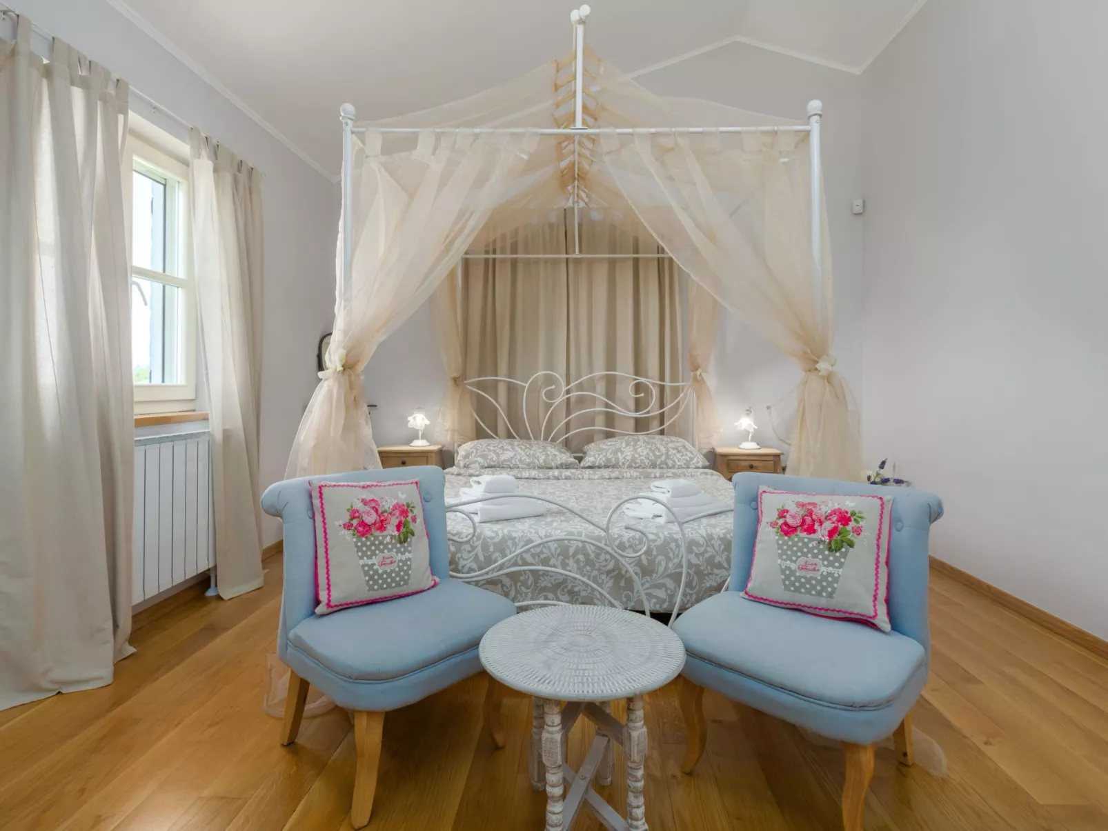 Villa mit Pool, Garten und Sommerküche-Inside