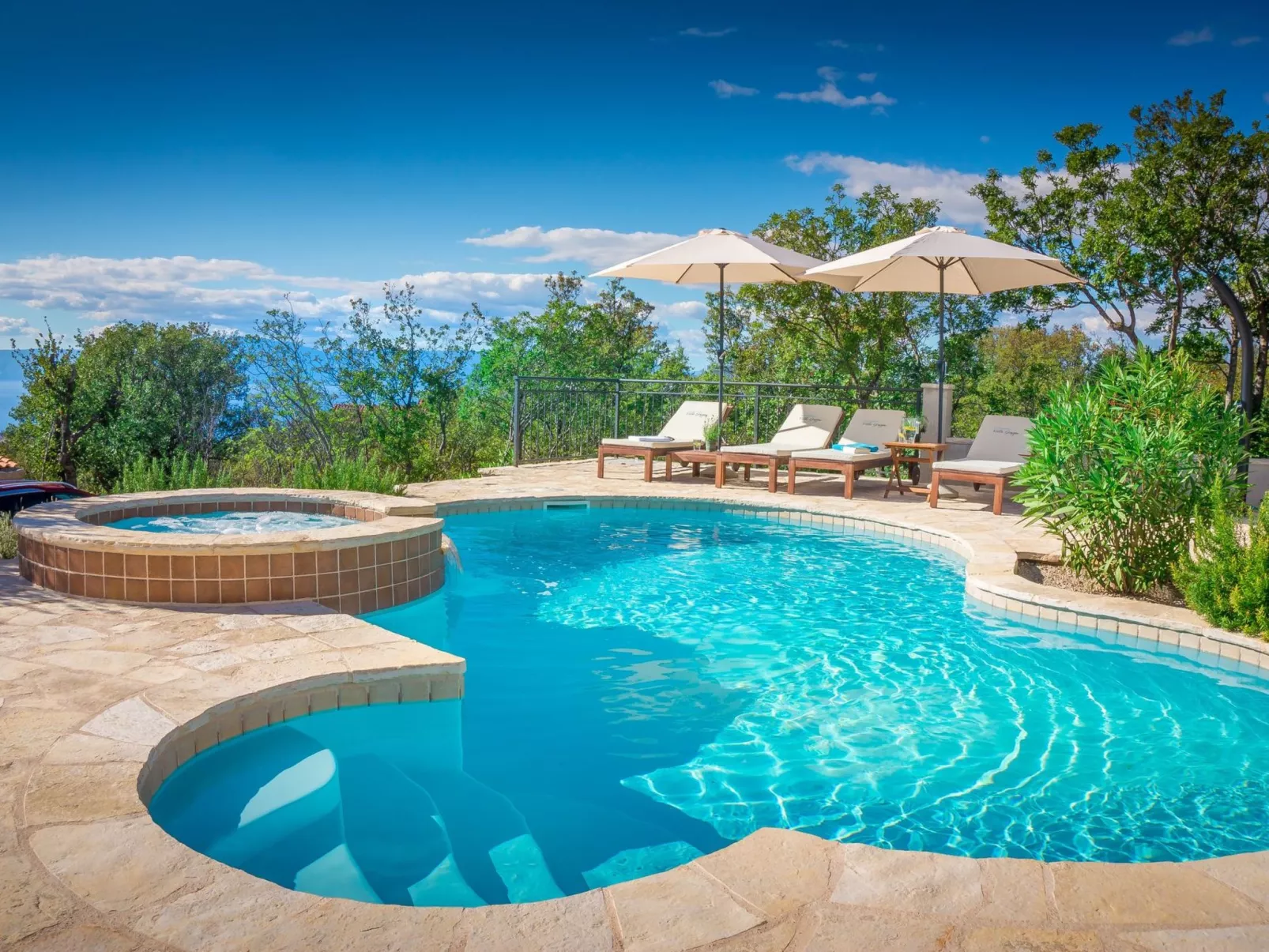 Ferienvilla mit Blick auf das Wasser-Dehors