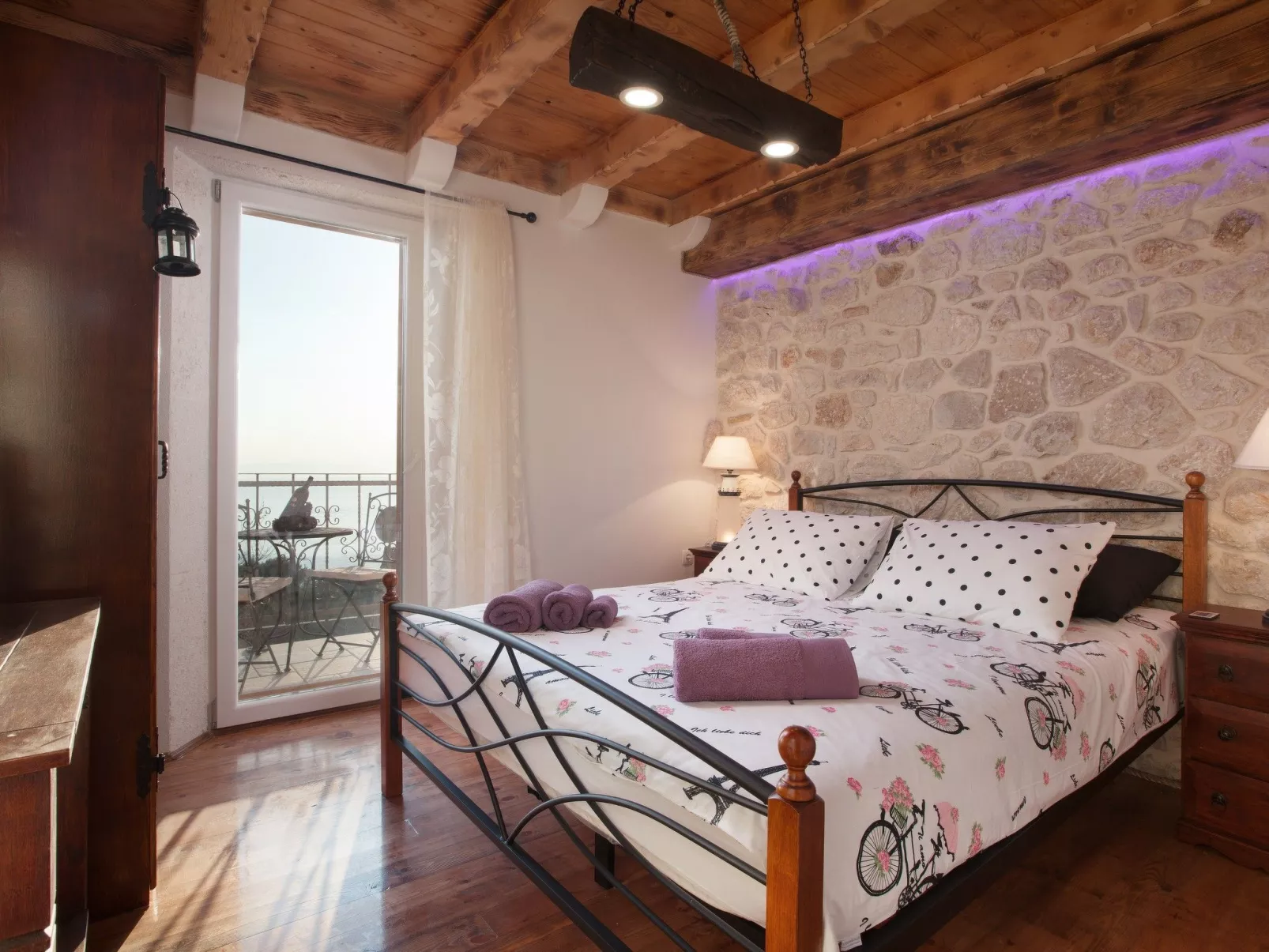 Charmantes Steinhaus mit Pool und Meerblick-Drinnen