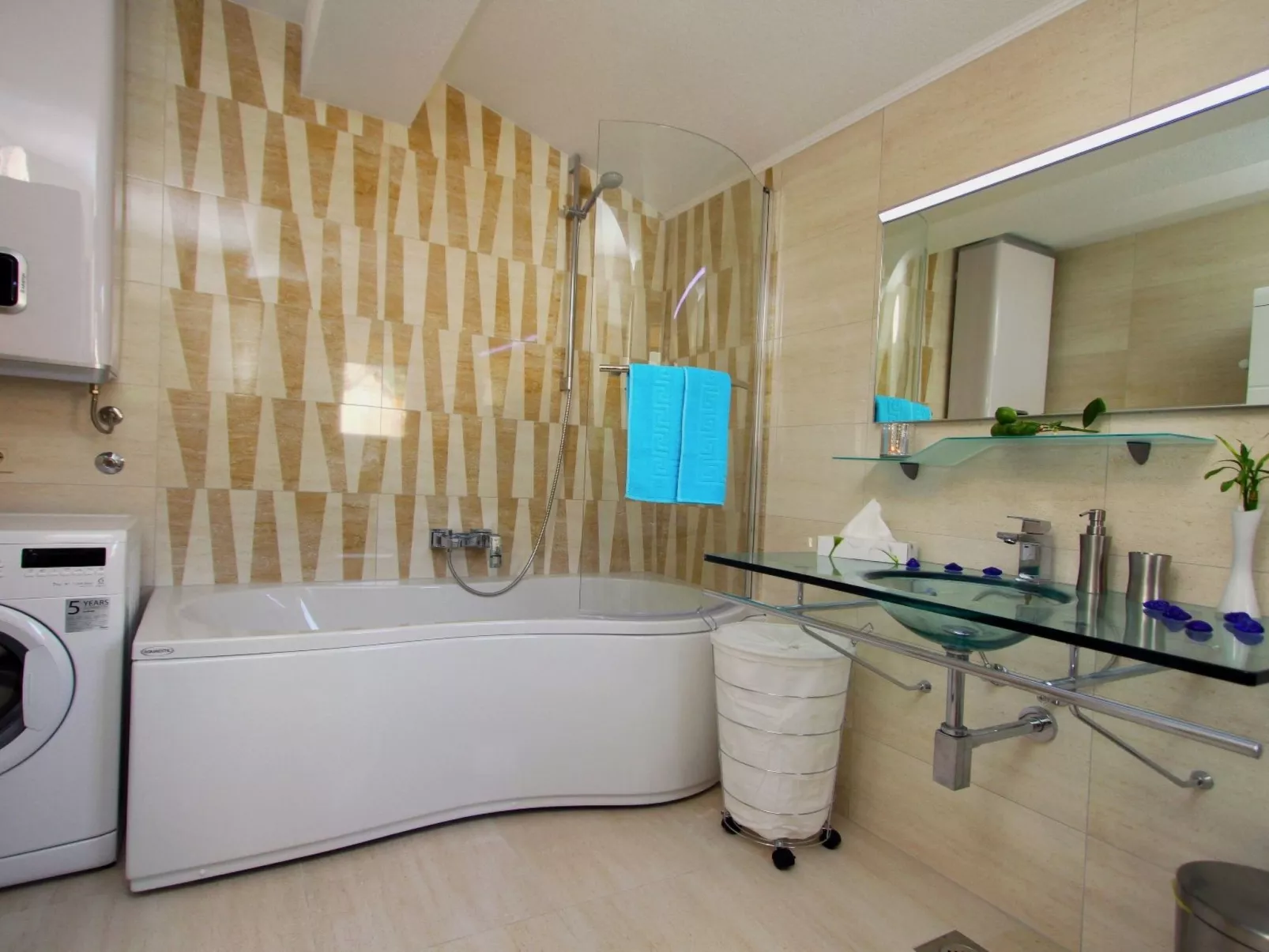 In Bol mit privatem Parkplatz-Drinnen