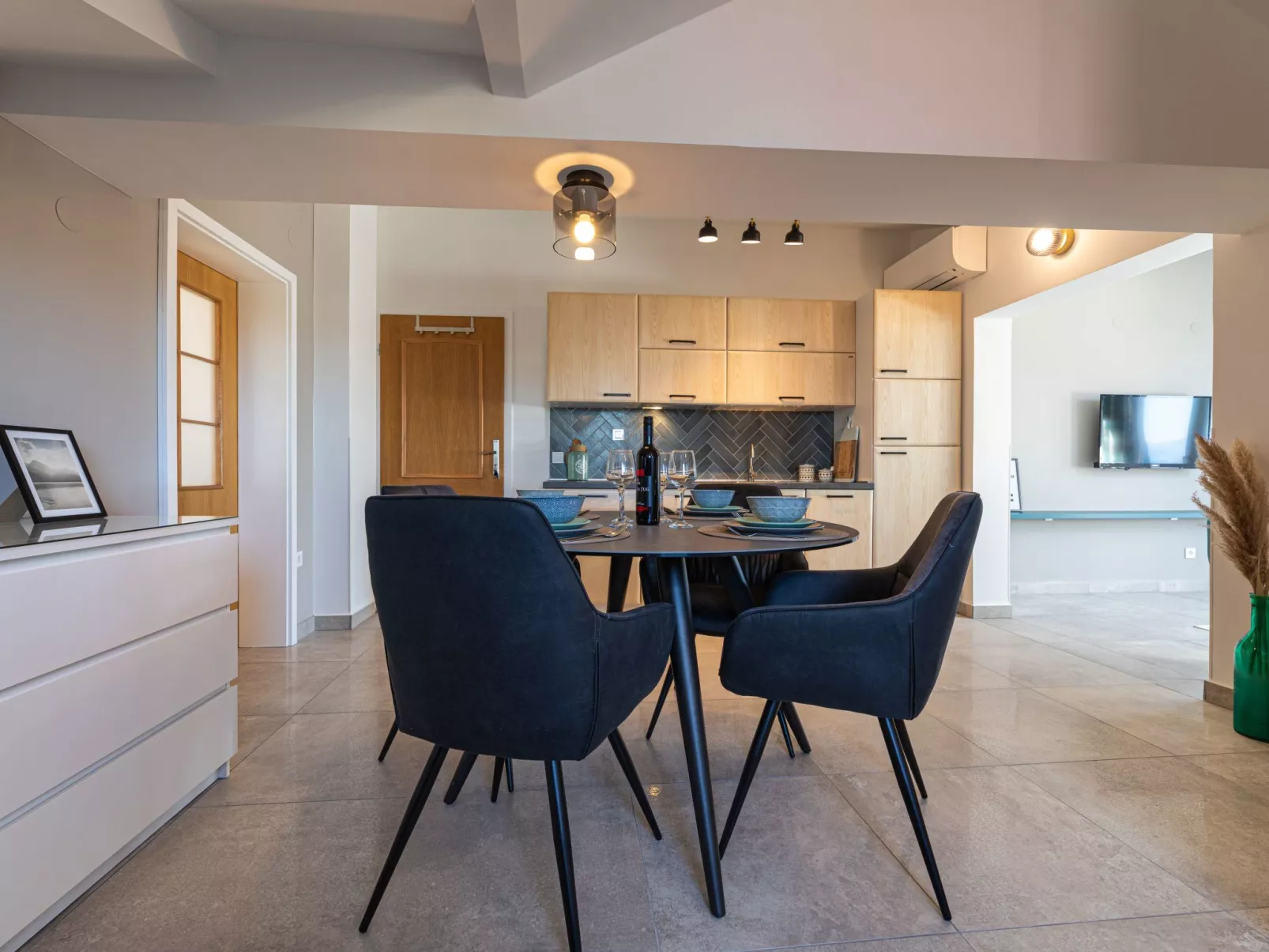 App mit Meerblick und Pool für 2-4 Personen-Drinnen