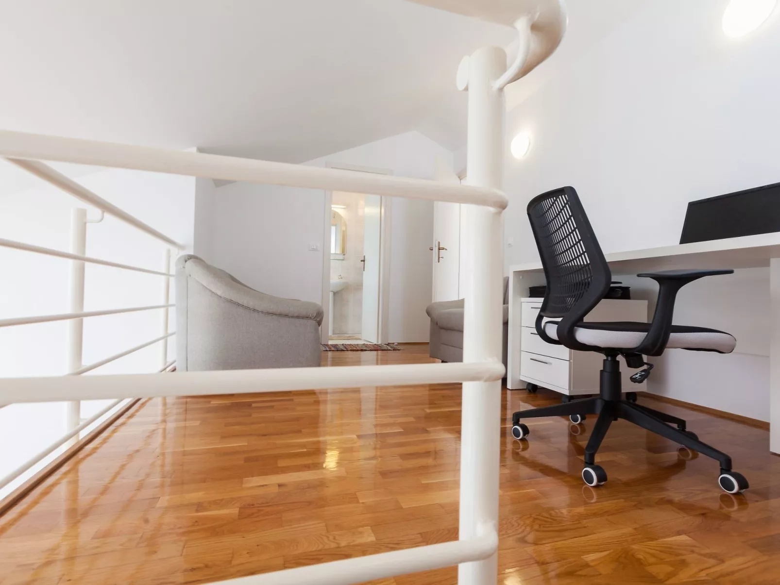 Wohnung mit Blick auf das Wasser-Drinnen