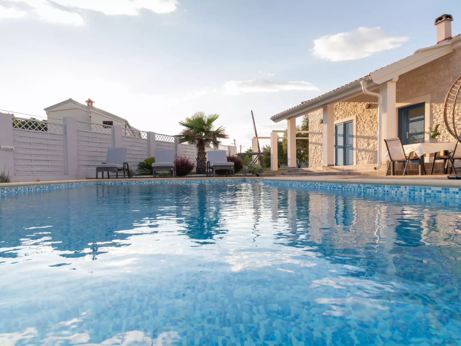 Villa mit Garten, Grill und Terrasse-Draußen