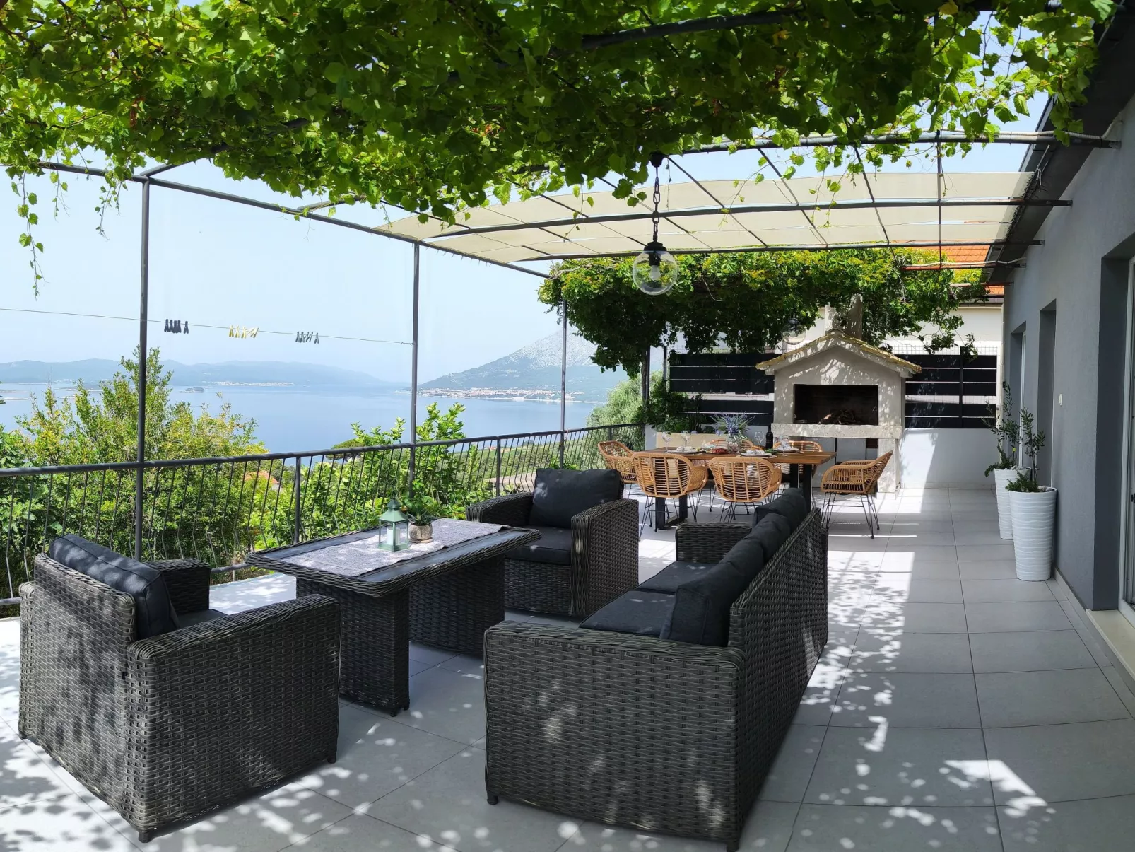 Mit Blick auf das Wasser-Drinnen