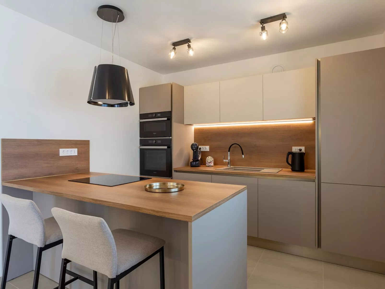 "Luxuriöse App. mit Pool"-Drinnen