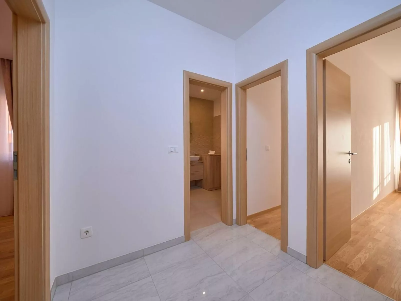 M Ganze Etage in einem geräumigen Haus mit Pool-Inside