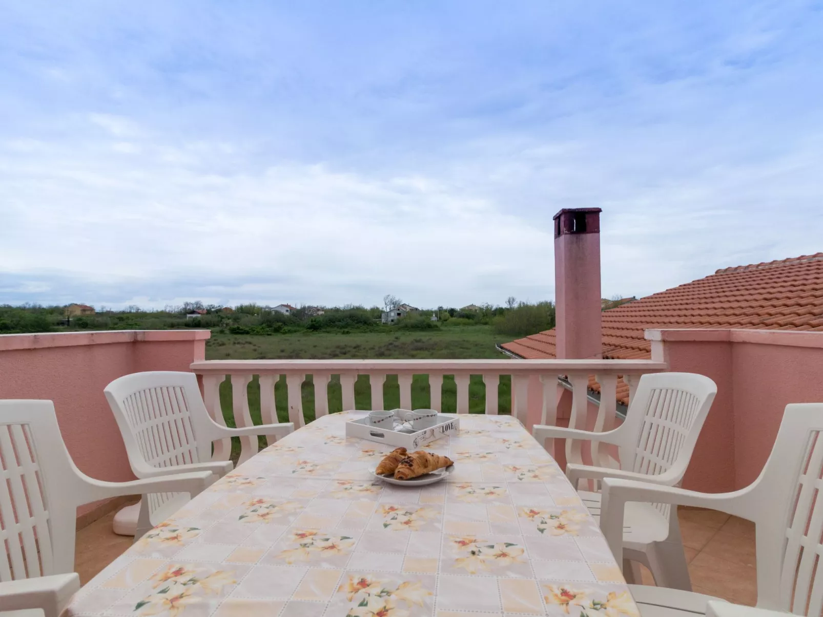 Wohnung Nikol mit großem Garten- TA Leut Agency