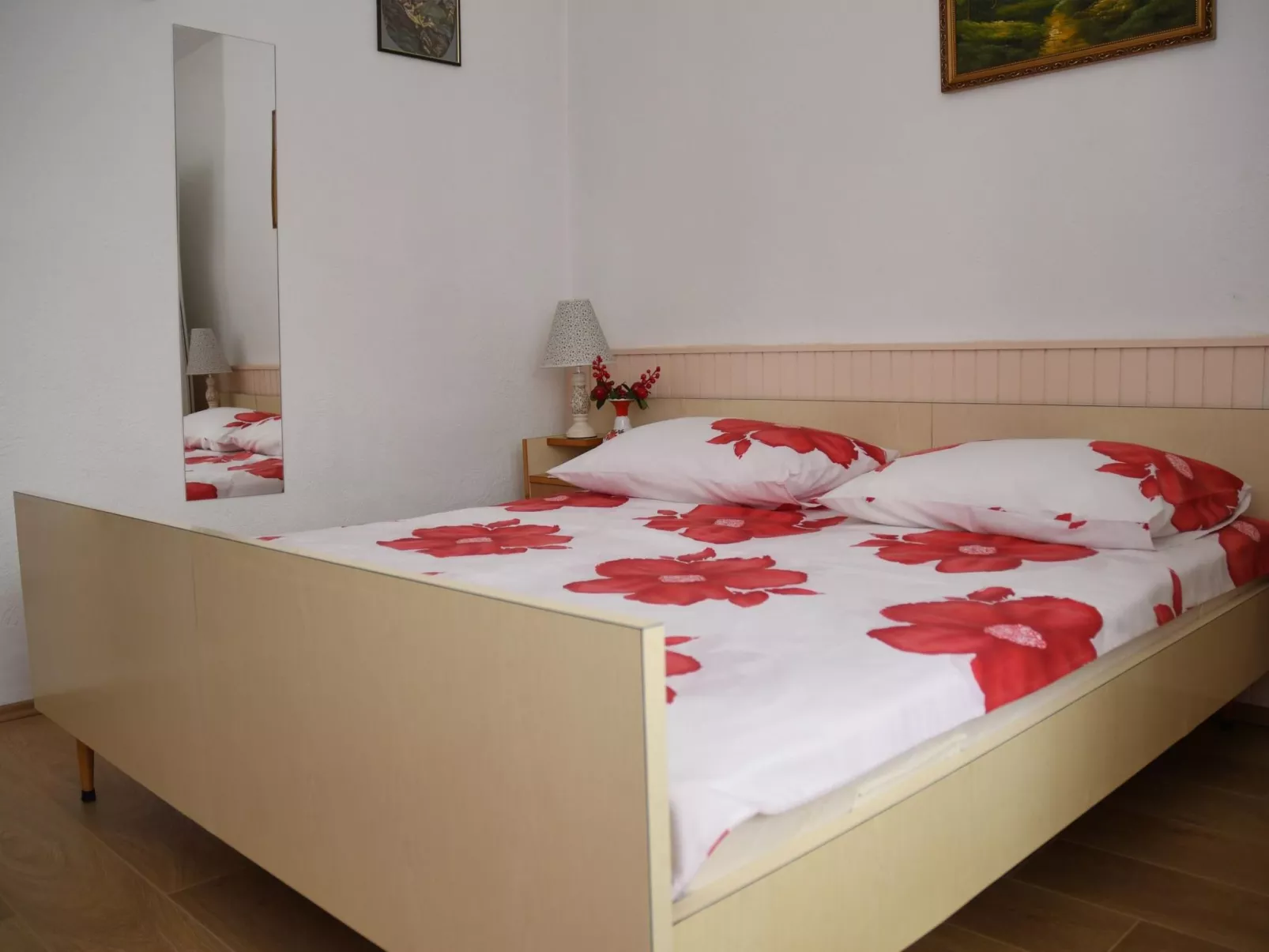 Mit Privatparkplatz-Dedans