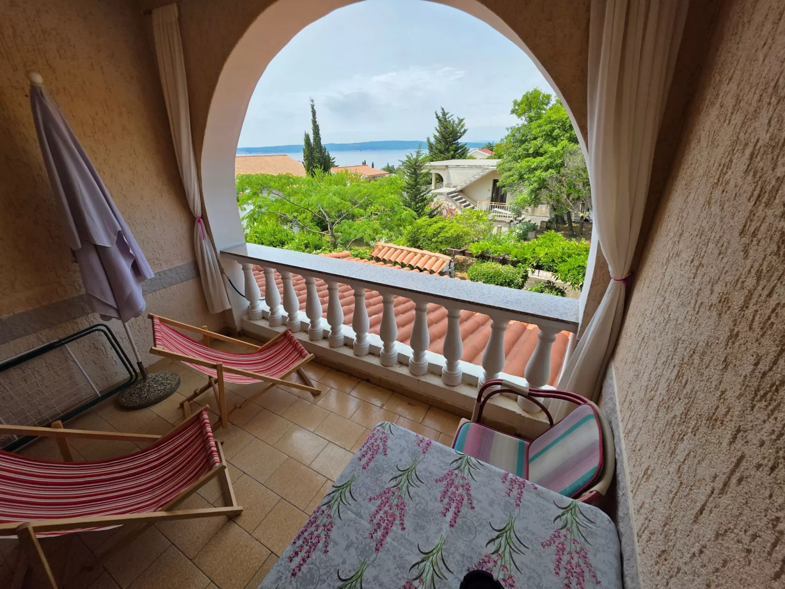 Appartement mit Balkon - gemeinsamer Pool und Terrasse-Drinnen