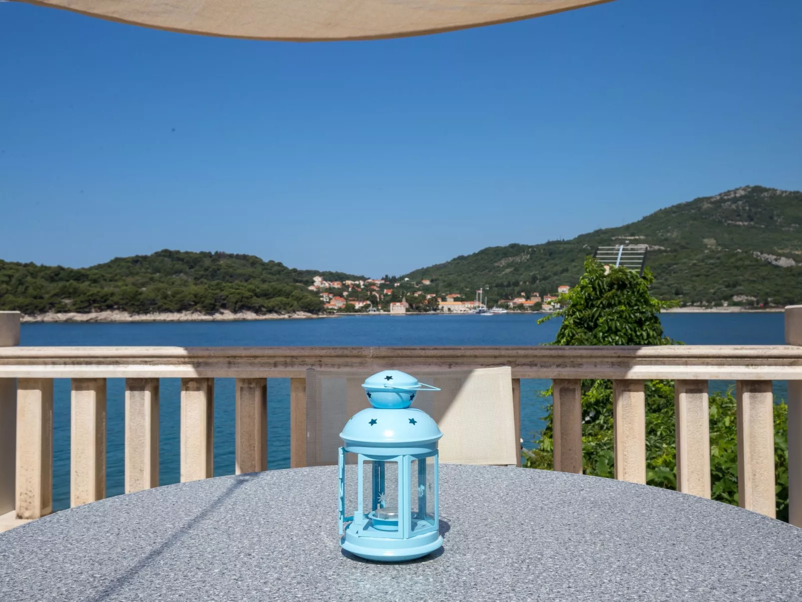 Großes Ferienhaus mit Terrasse und Garten-Outside