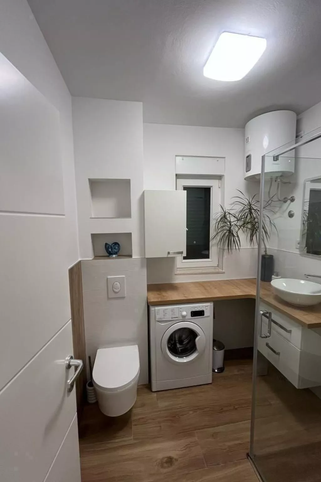 Wohnung mit Blick auf das Wasser-Inside