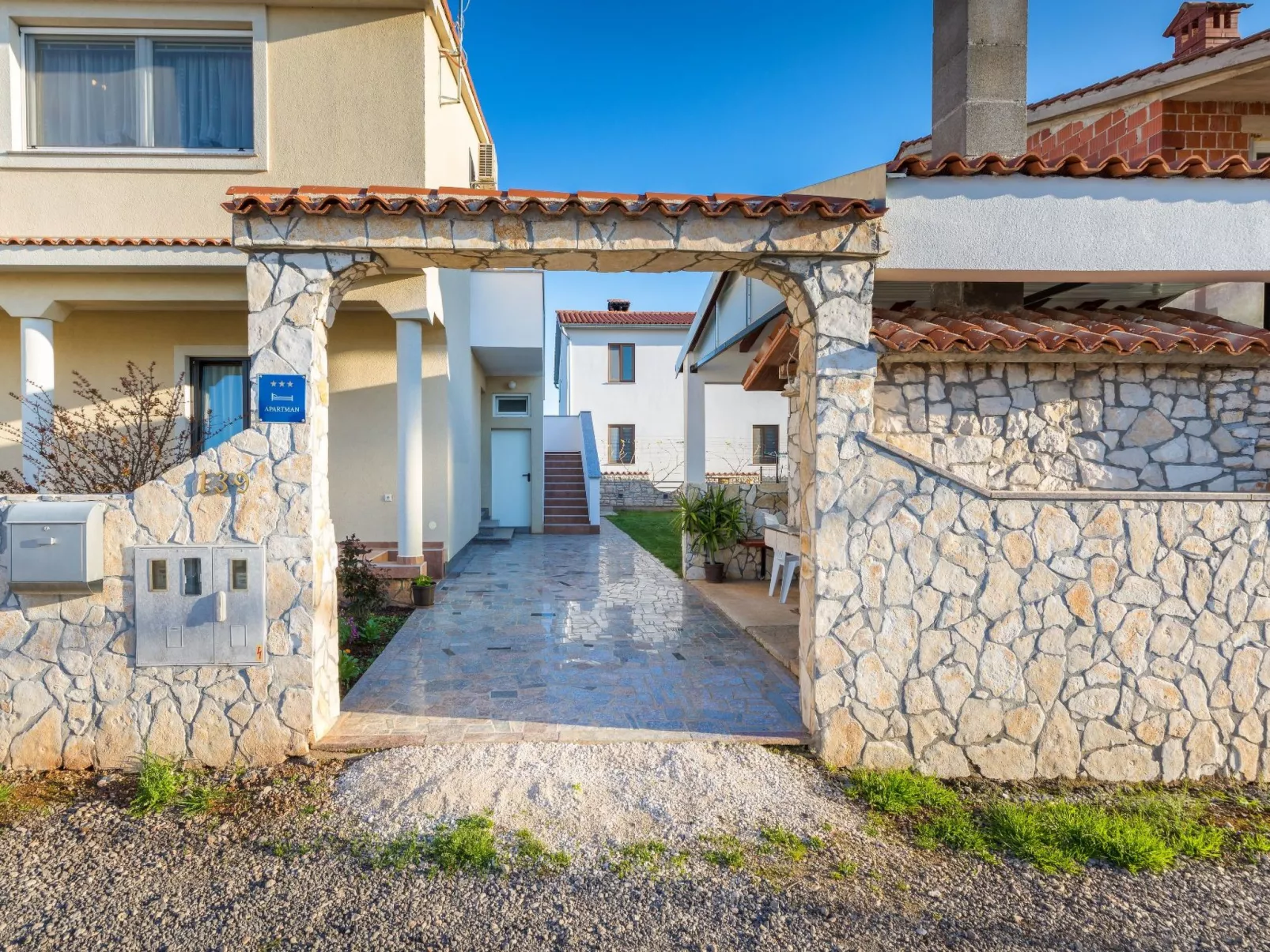 Anemona, Dorf Valbandon-Dehors