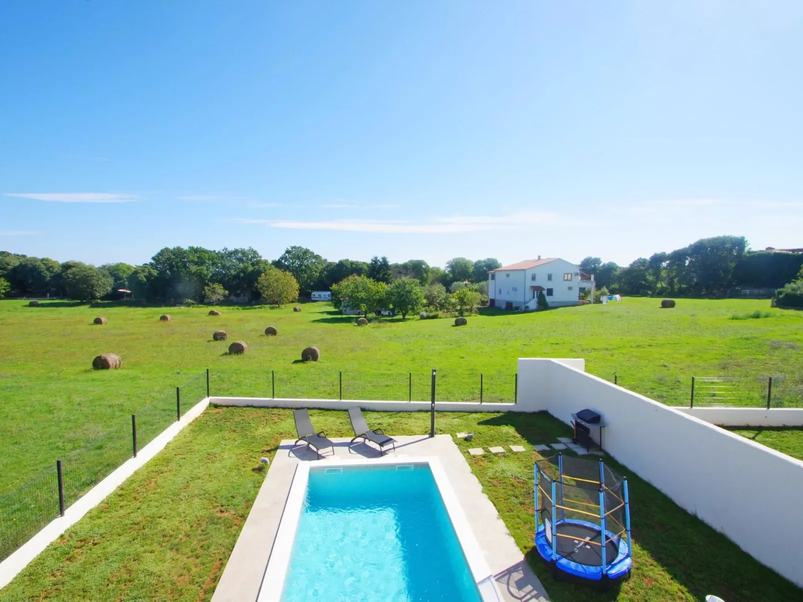 Mit privatem Pool, Dorf Šišan-Draußen