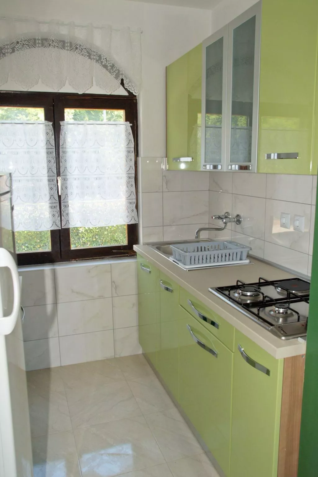 Mit einer überdachten Terrasse-Drinnen