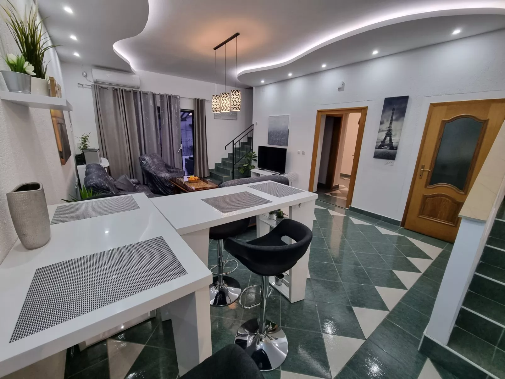 Mit privatem Pool und Sauna-Dedans