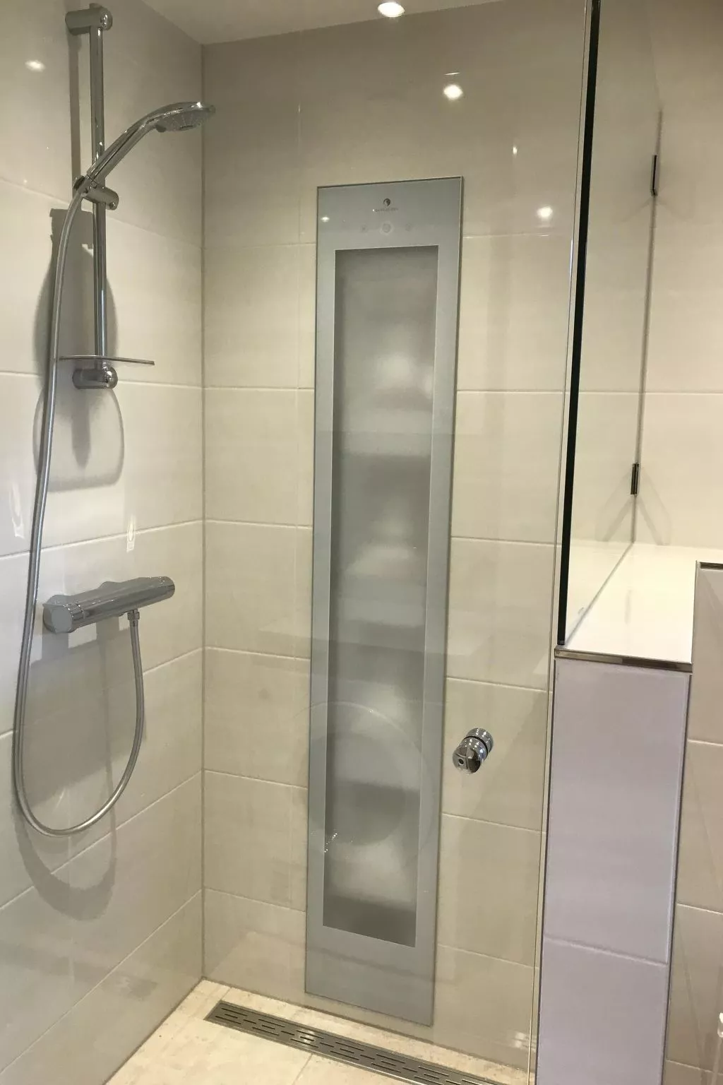 Mit Außen-Sauna und Außen-Whirlpool-Dedans