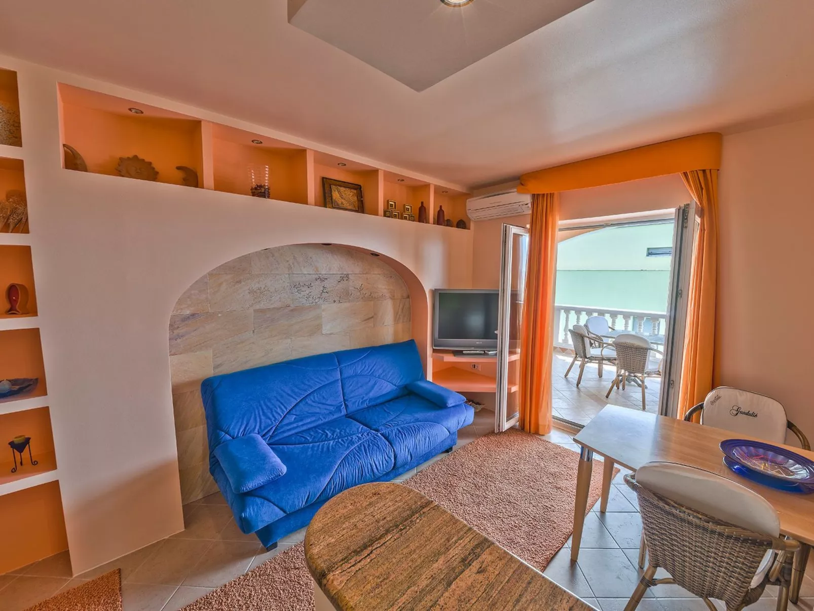 "Dantin" mit Blick auf das Wasser-Drinnen