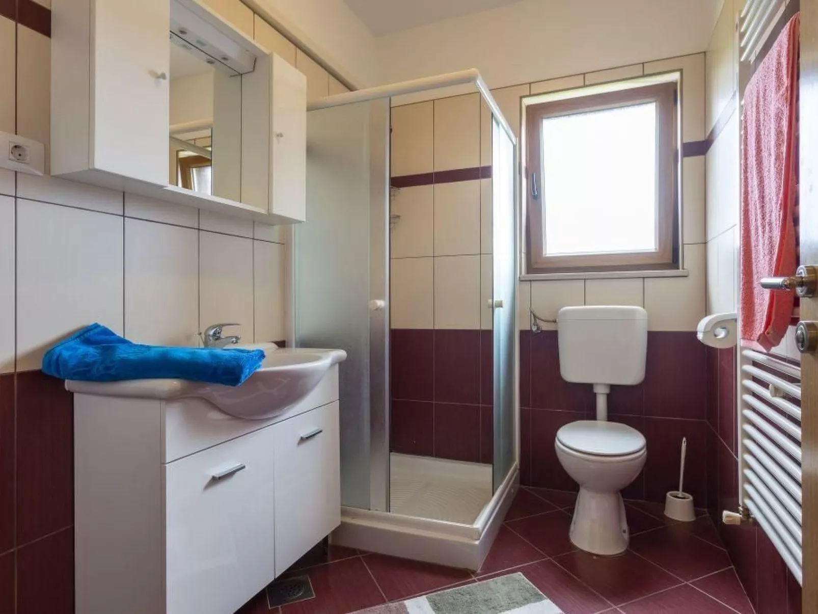 "Villa Mirela" mit Terrasse-Drinnen