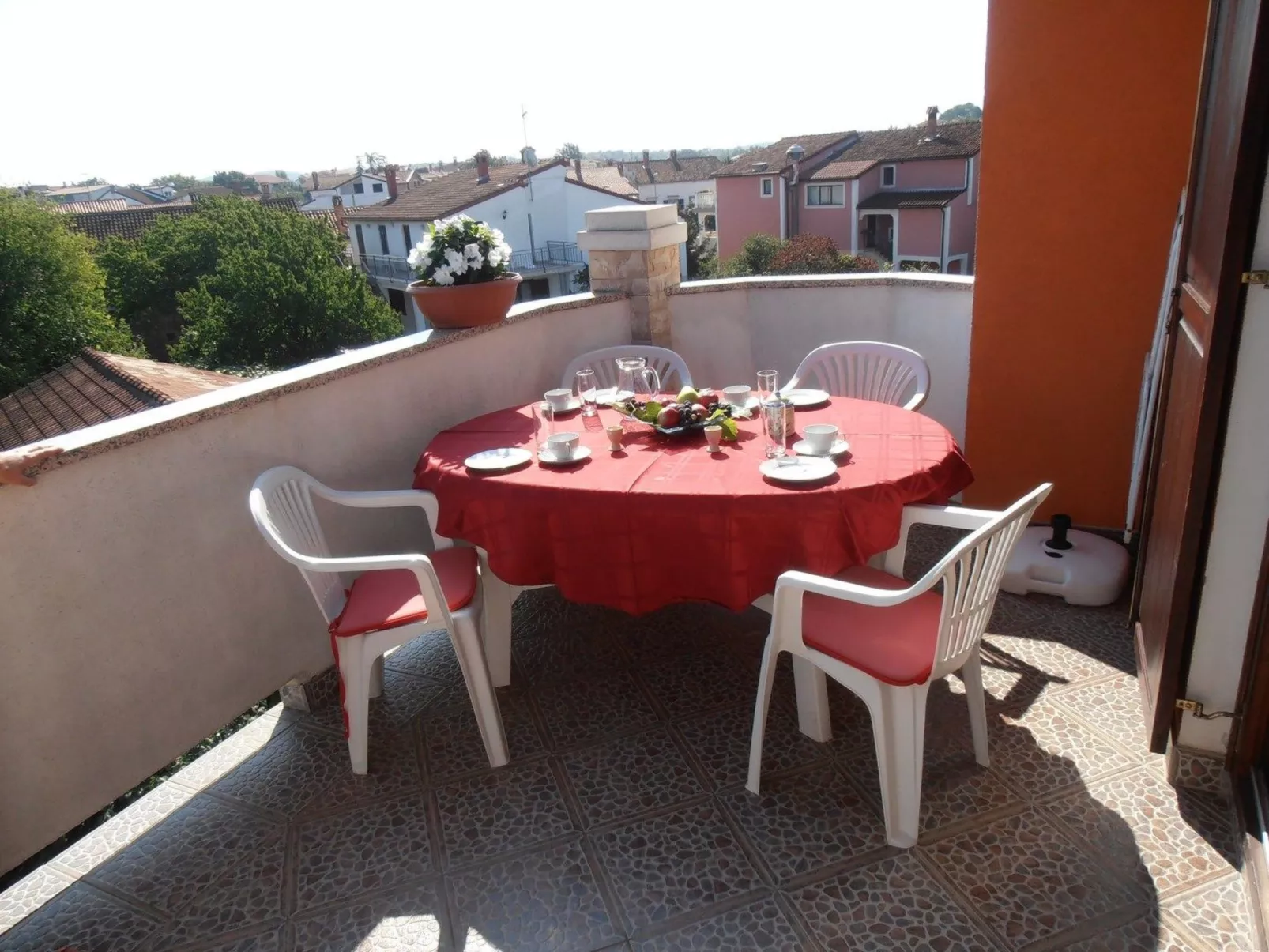 Villa Linet 7.-Draußen