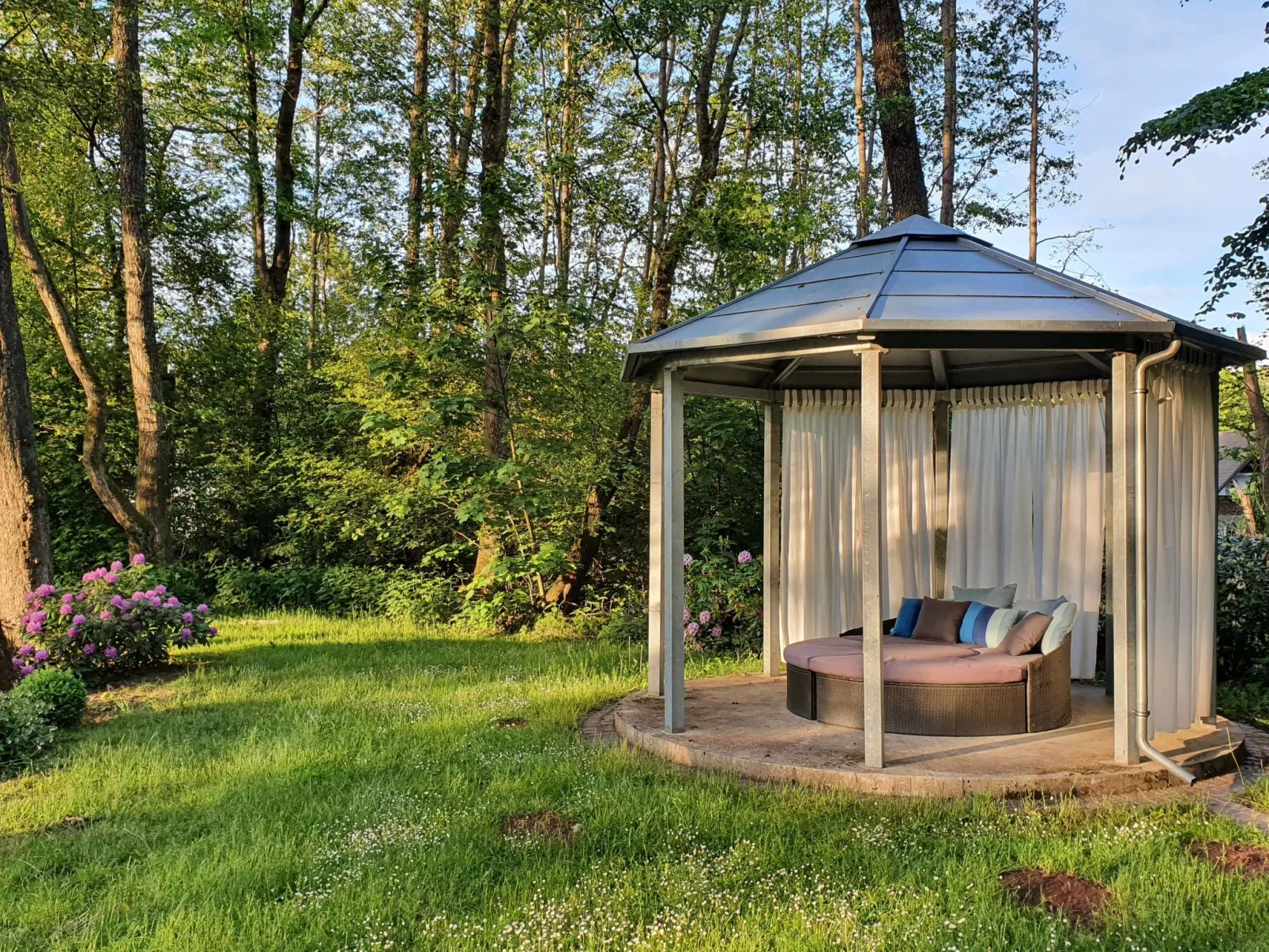 Wohlfühloase für Natur- und Gartenliebhaber-Outside