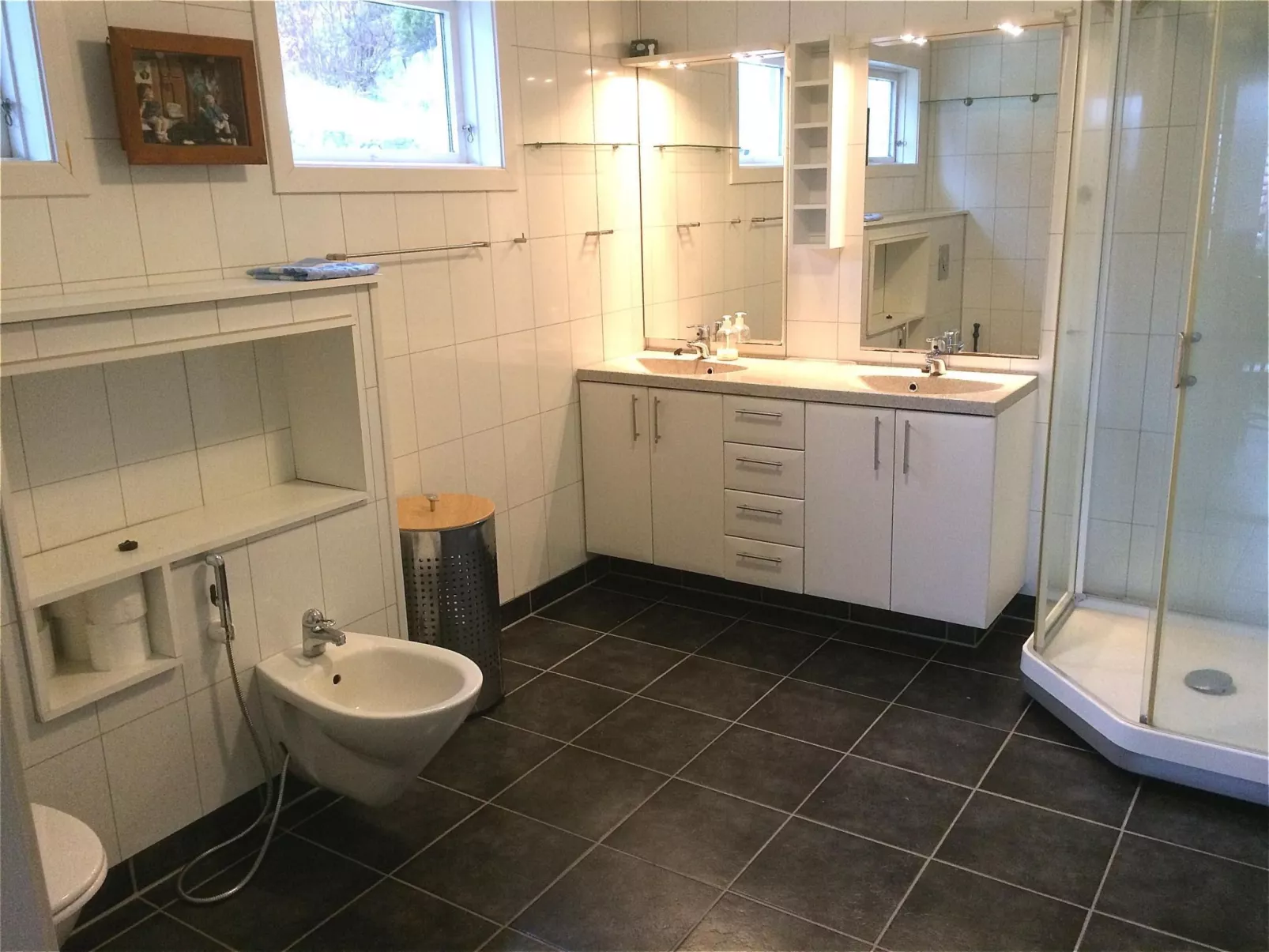 Mit Blick auf das Wasser-Dedans