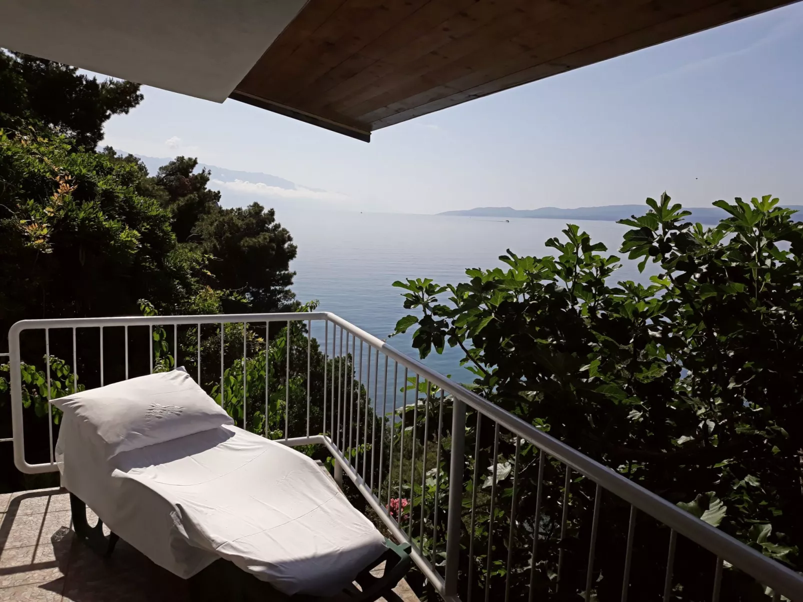 Haus am Wasser mit Blick aufs Wasser-Draußen