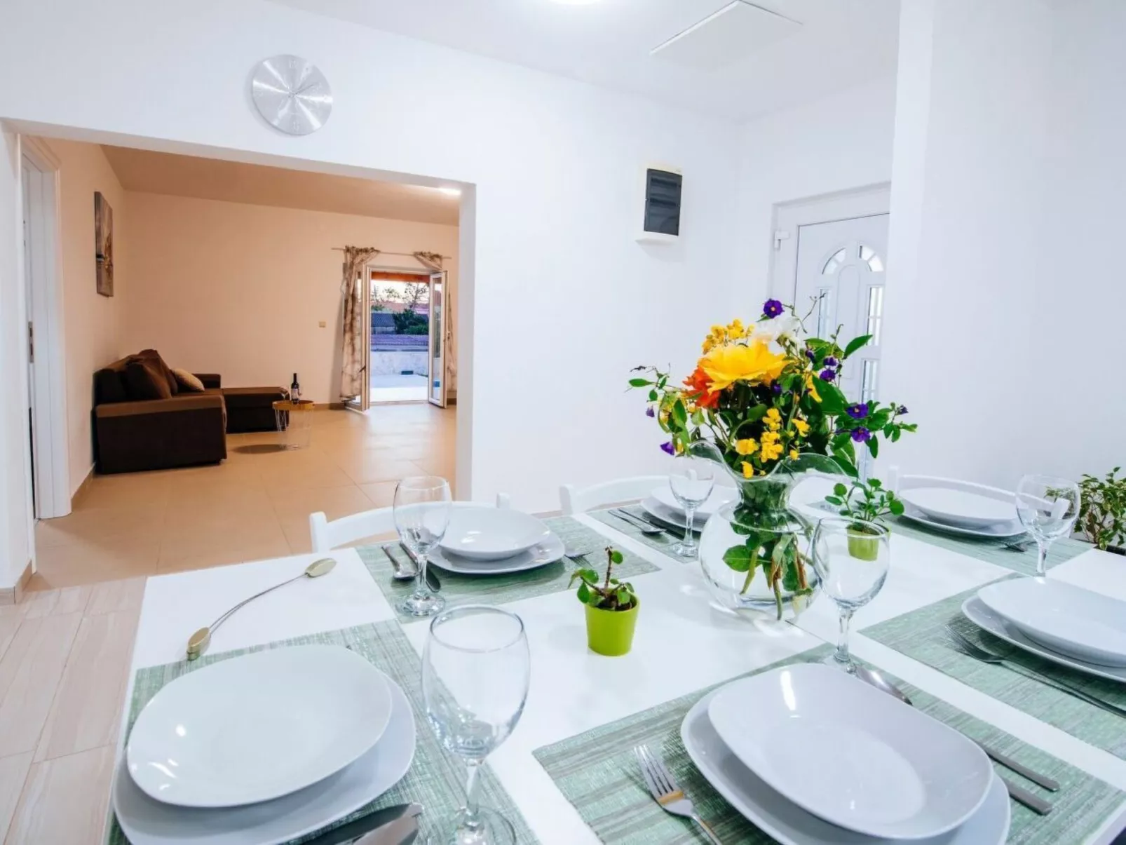 Ana Dreams - von TA Leut Agency-Inside