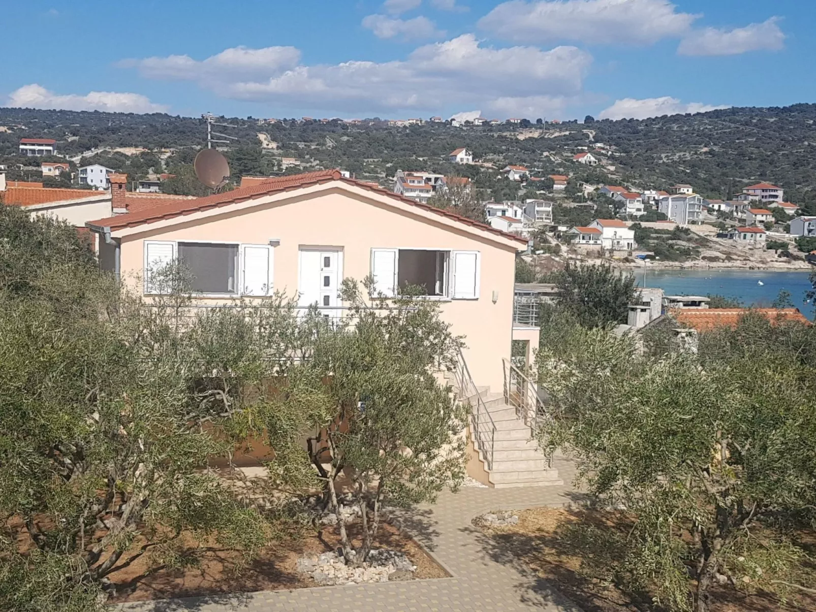 Mit Blick auf das Wasser-Dehors