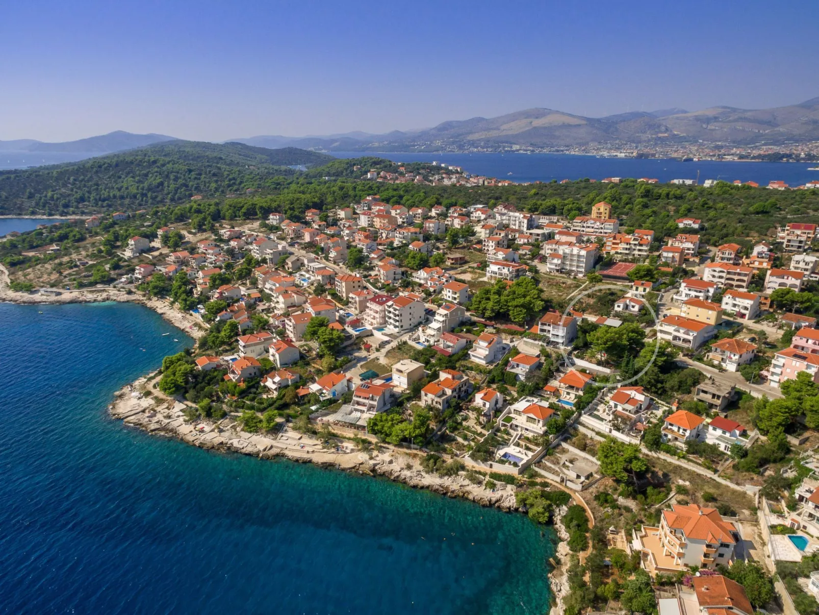 "Barbara" mit Blick auf das Wasser - Draußen