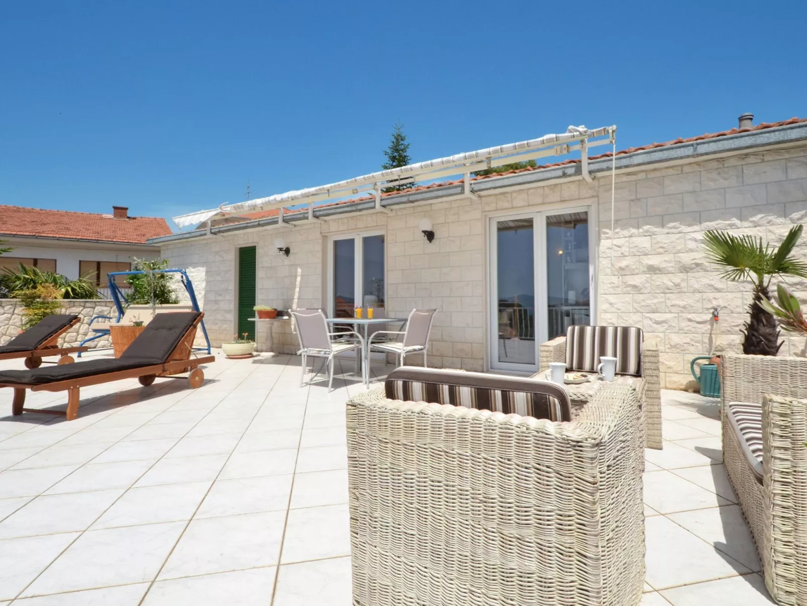 Wohnung "Decor" mit Blick auf das Wasser-Drinnen