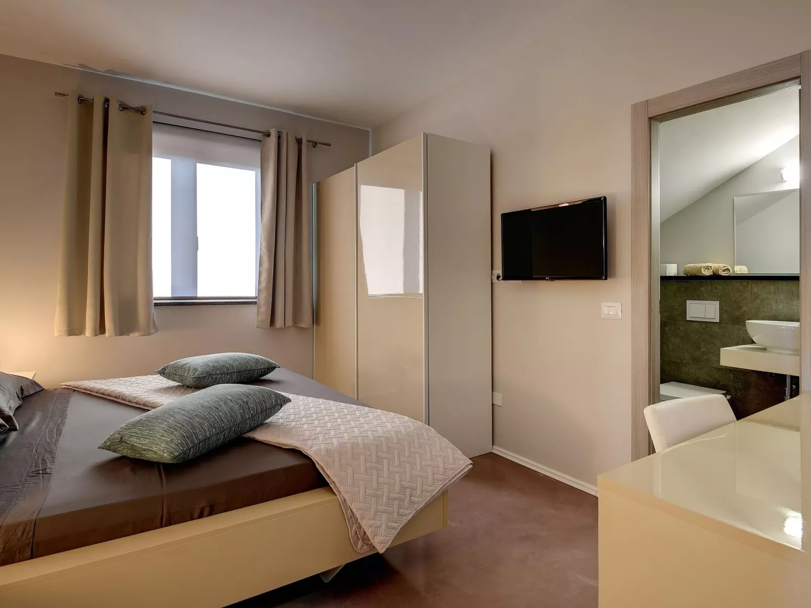 Luxusvilla Sunrise Premantur mit Pool-Drinnen