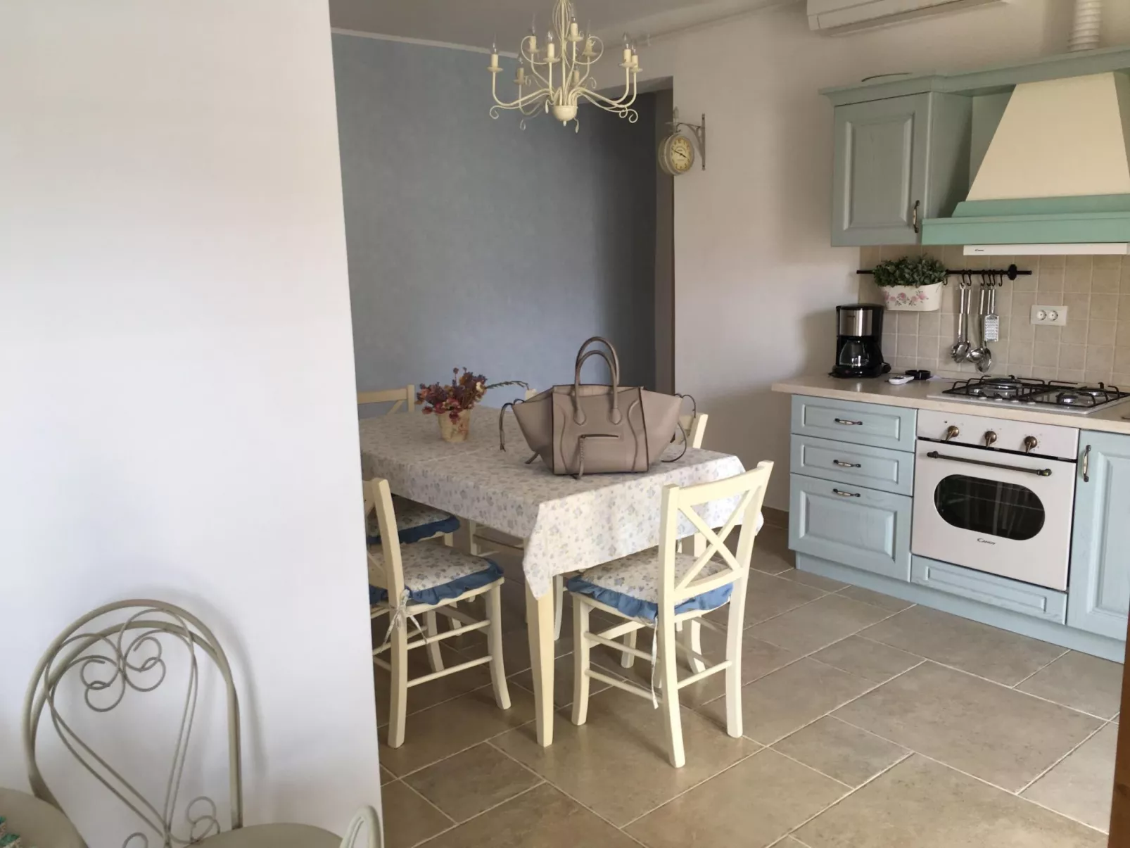 Gemütliche Wohnung in Stoja mit Möbliertem Balkon-Dedans