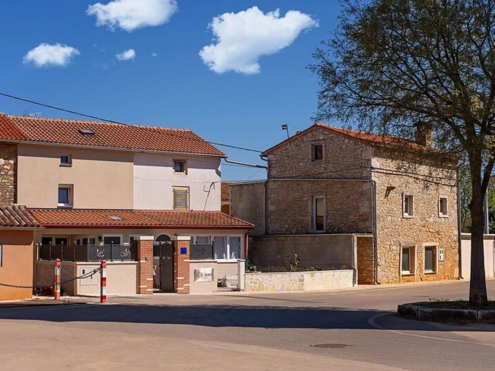 Mit Whirlpool und Sauna, in Kastelir-Dehors