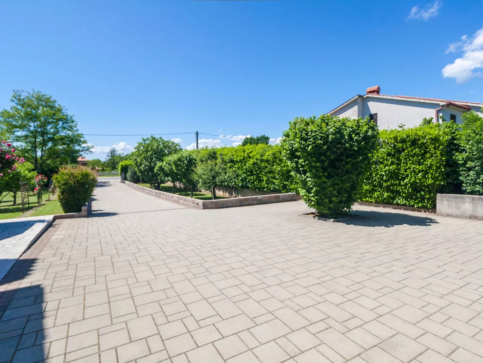 Vollständig freistehendes Haus mit schönem Garten-Dehors