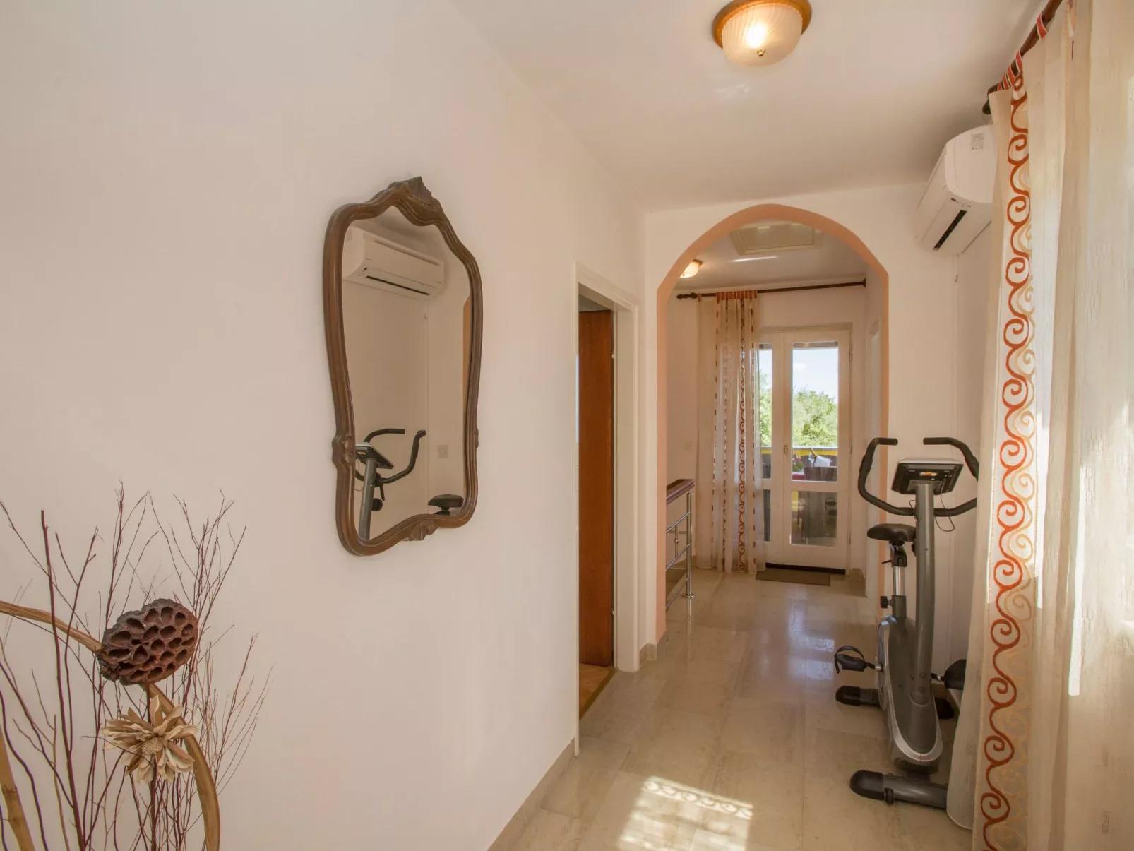 Mit eigenem Pool und schönem Meerblick-Inside