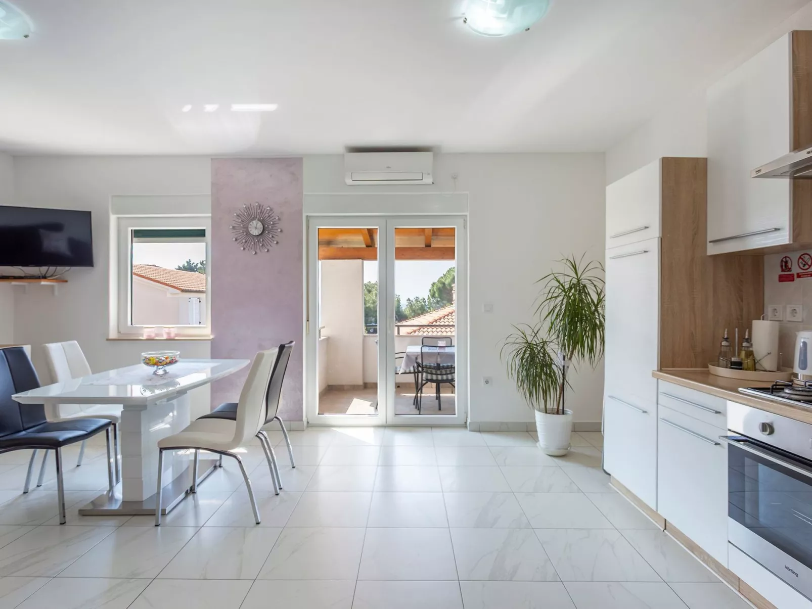 In Pula und Nah am Strand-Drinnen