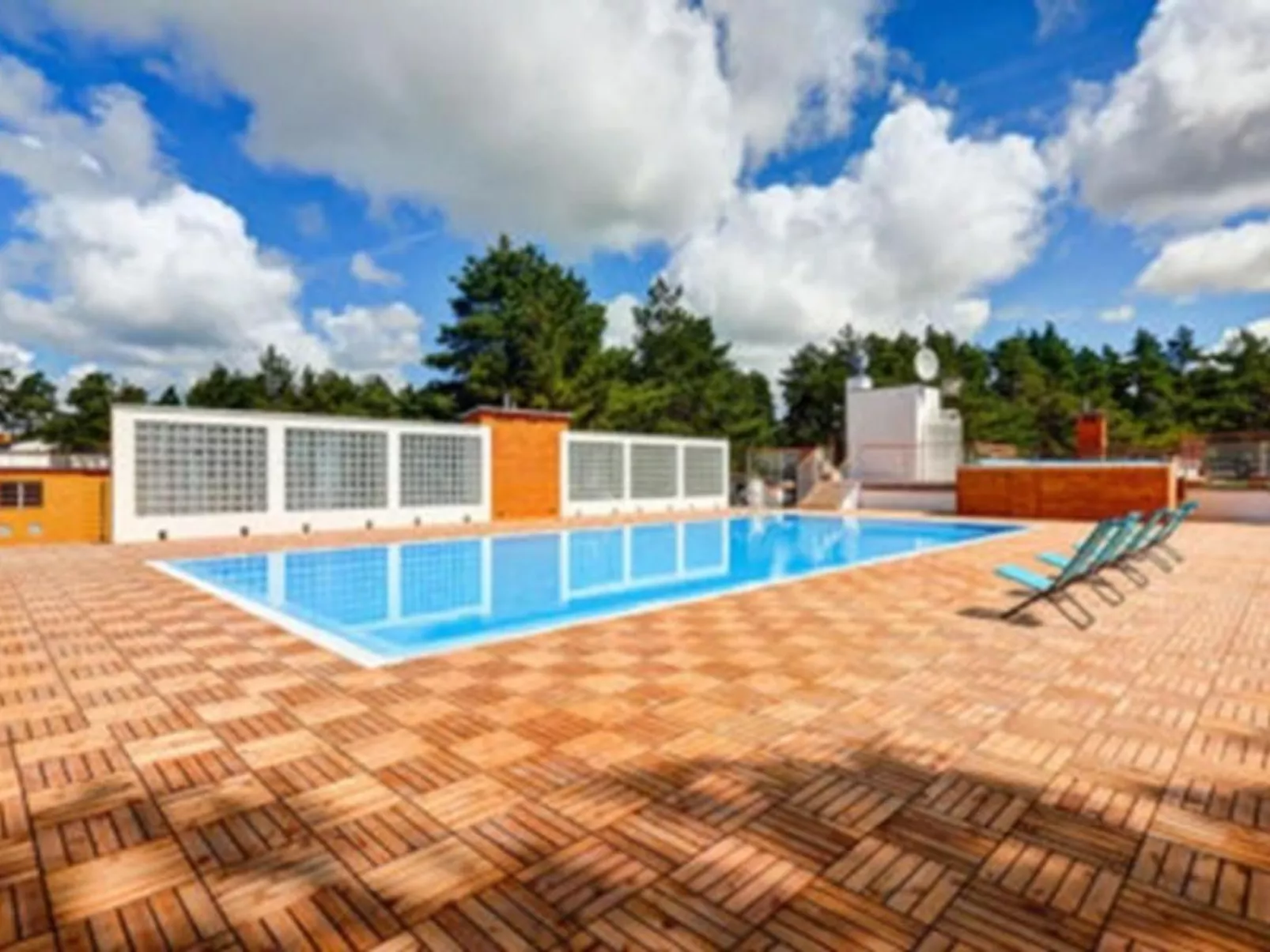 "Apartment 18B" mit Schwimmbad-Image-tags.info