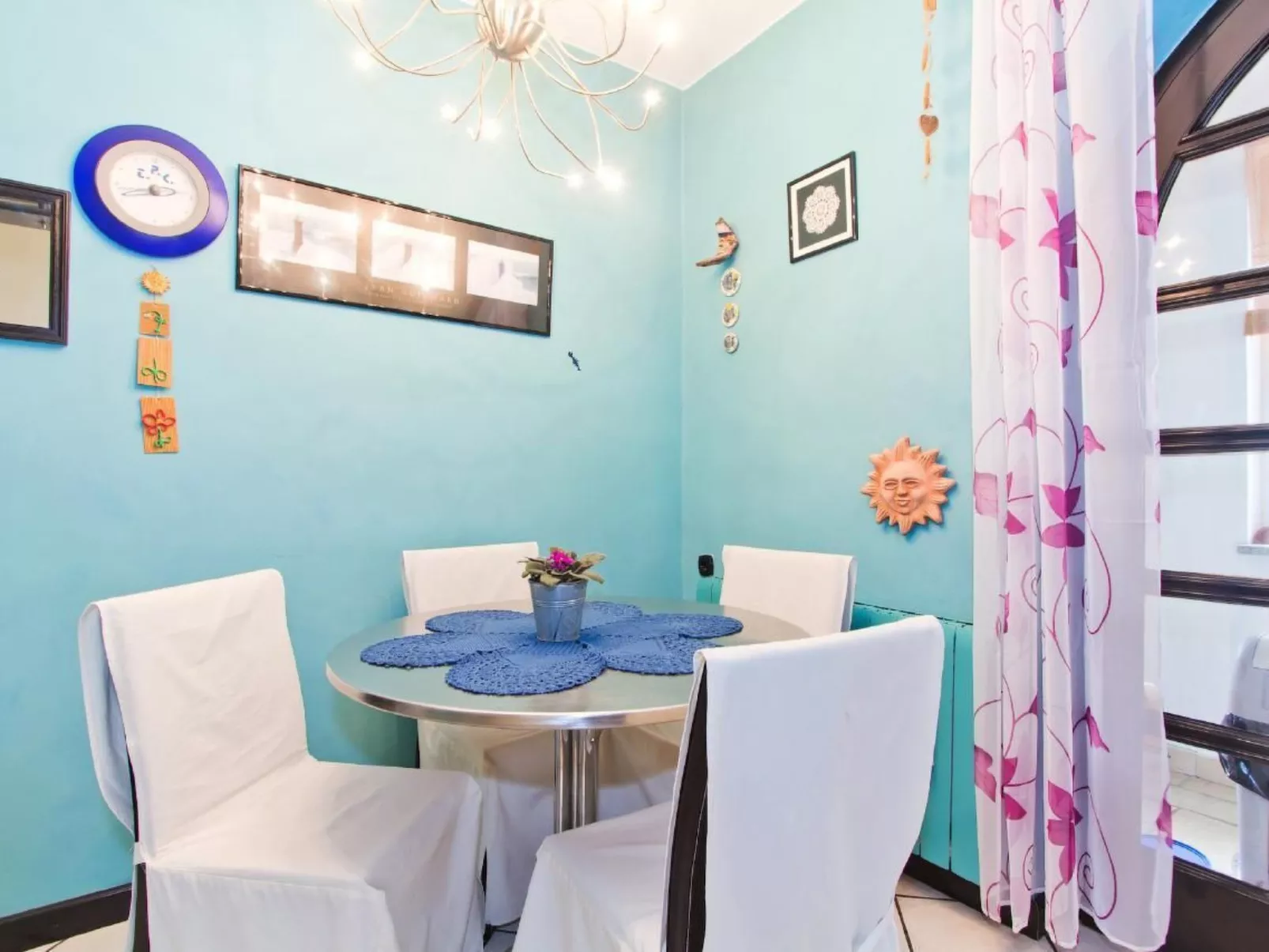 Mit Blick auf das Wasser-Drinnen