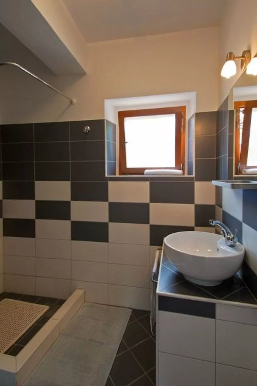 Modernes Ferienhaus in Vadreš mit Privatem Pool-Dedans