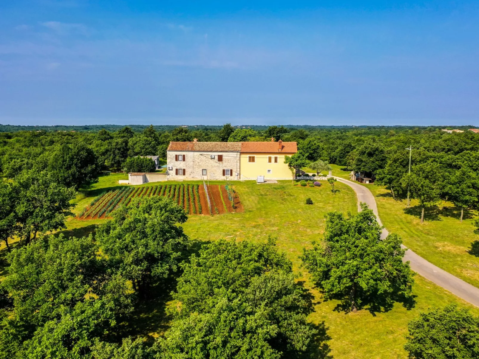 Schönes Haus mit großer grüner Umgebung, Pool-Draußen