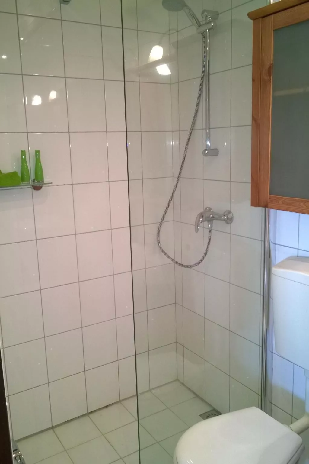 Gemütliches Vier-Personen-Bungalow mit Überdachung-Dedans