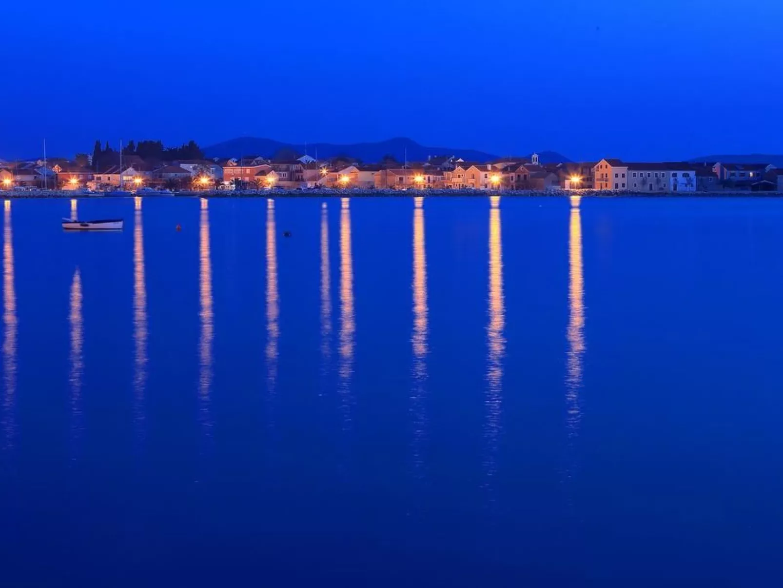 Mit Blick auf das Wasser-Dehors