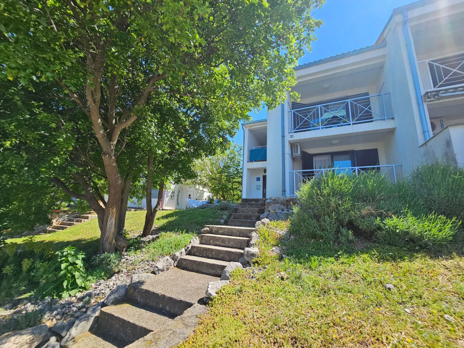 Wohnung auf zwei Etagen mit Terrasse und Balkon