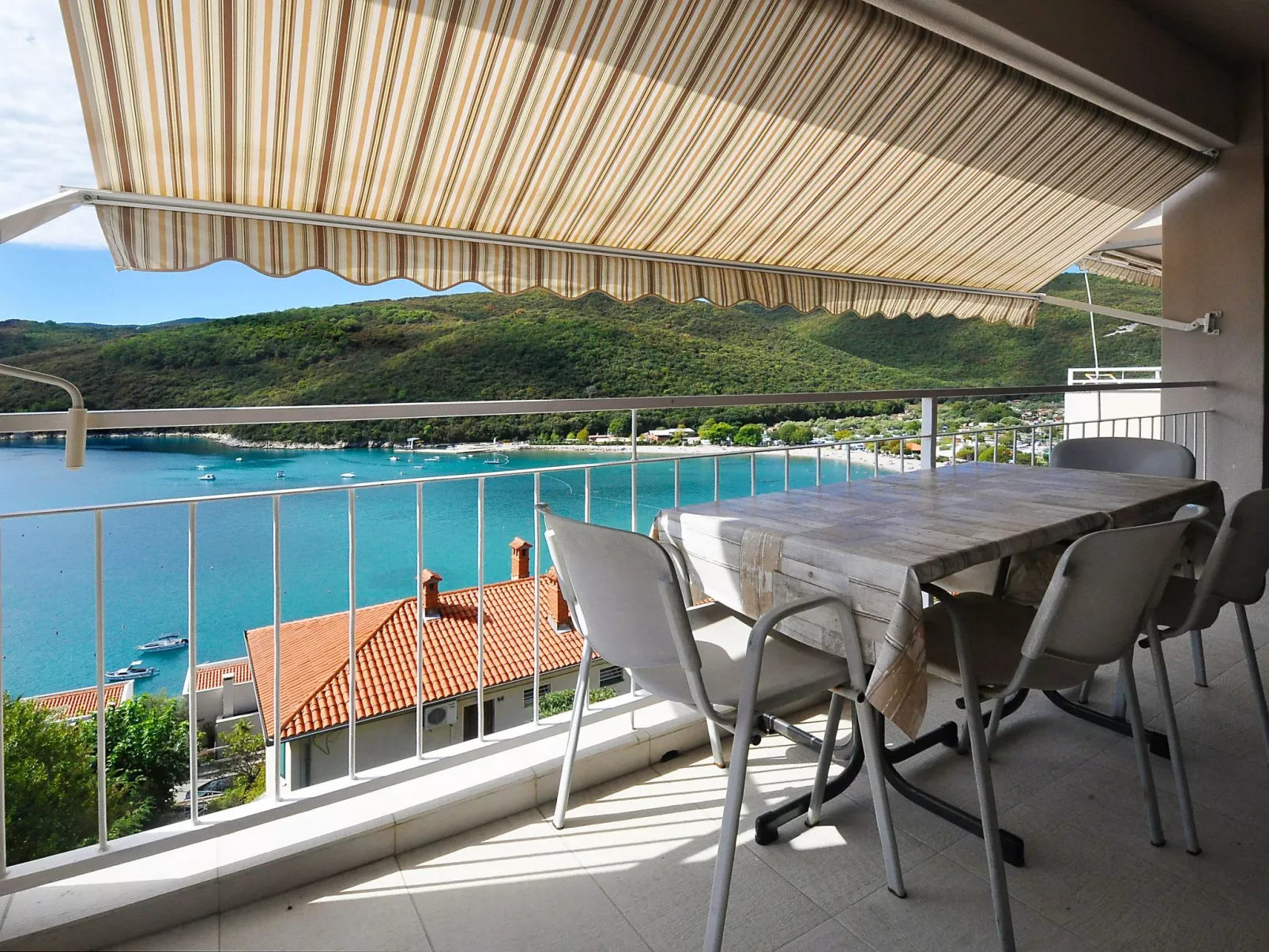 Drei-Zimmer-Wohnung in der Nähe des Meeres-Outside